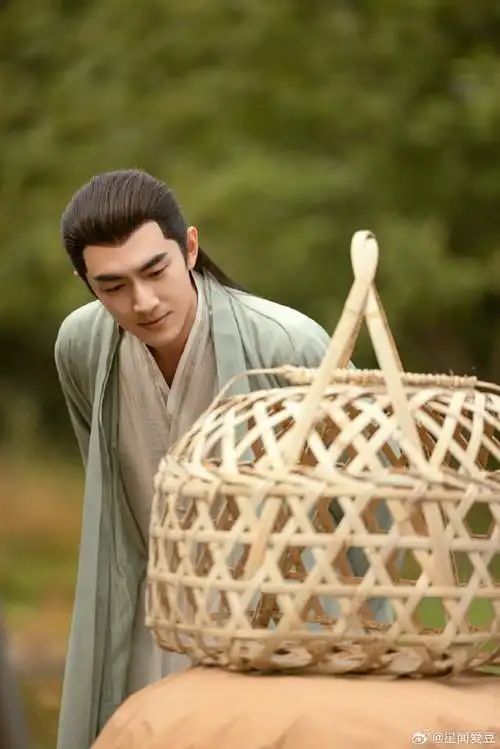 林更新这脸部线条轮廓好清晰啊,很是欣赏他的古装造型!