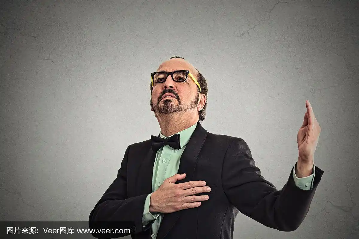 傲慢,大胆,自负,自大,趾高气扬的中年男人有拿破仑情结