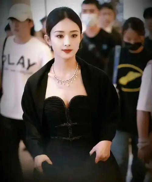 赵丽颖出席白玉兰酒会,身穿黑色抹胸裙太惊艳,视后即视感拉满