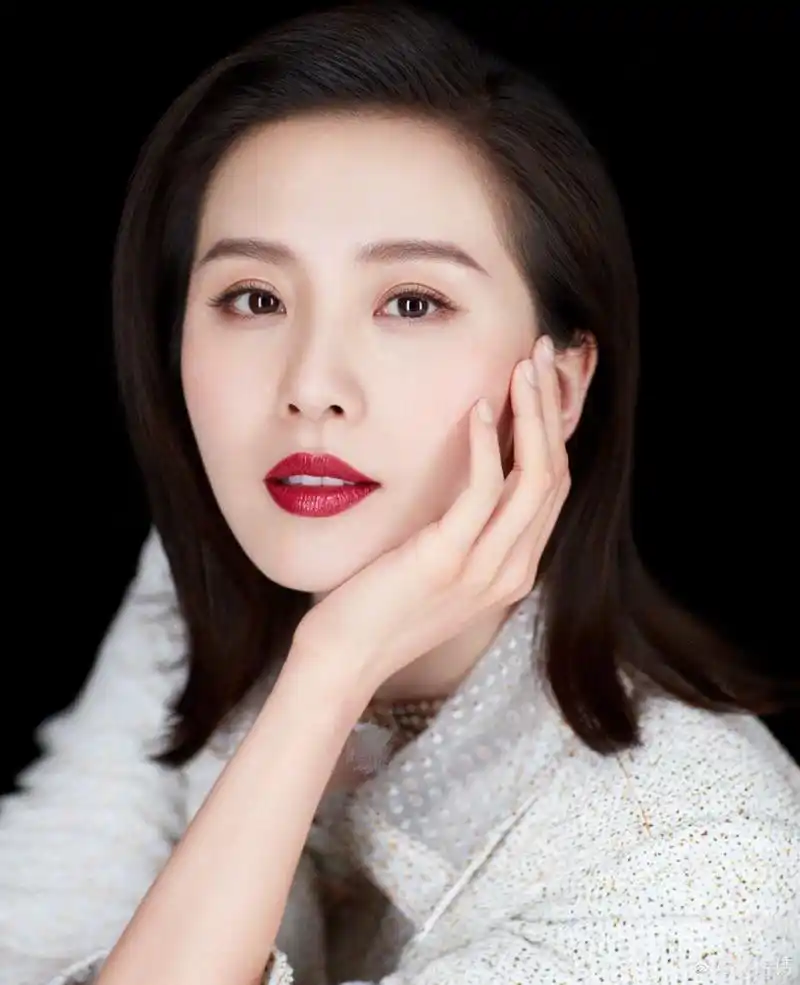 刘诗诗堕仙妆#     很好看的一张脸,画上"堕仙妆"反倒觉得有点怪怪的