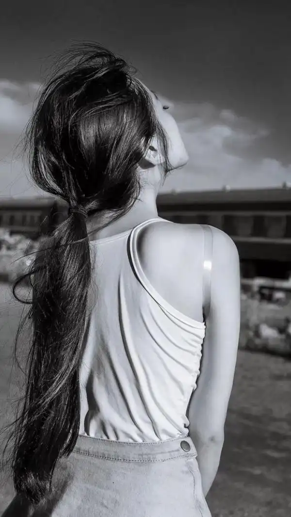 伤感背影黑白图片你我已陌生