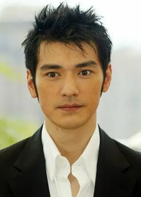 展开全部 方脸的话金城武的这种发型很适合你哟   他也是方脸的