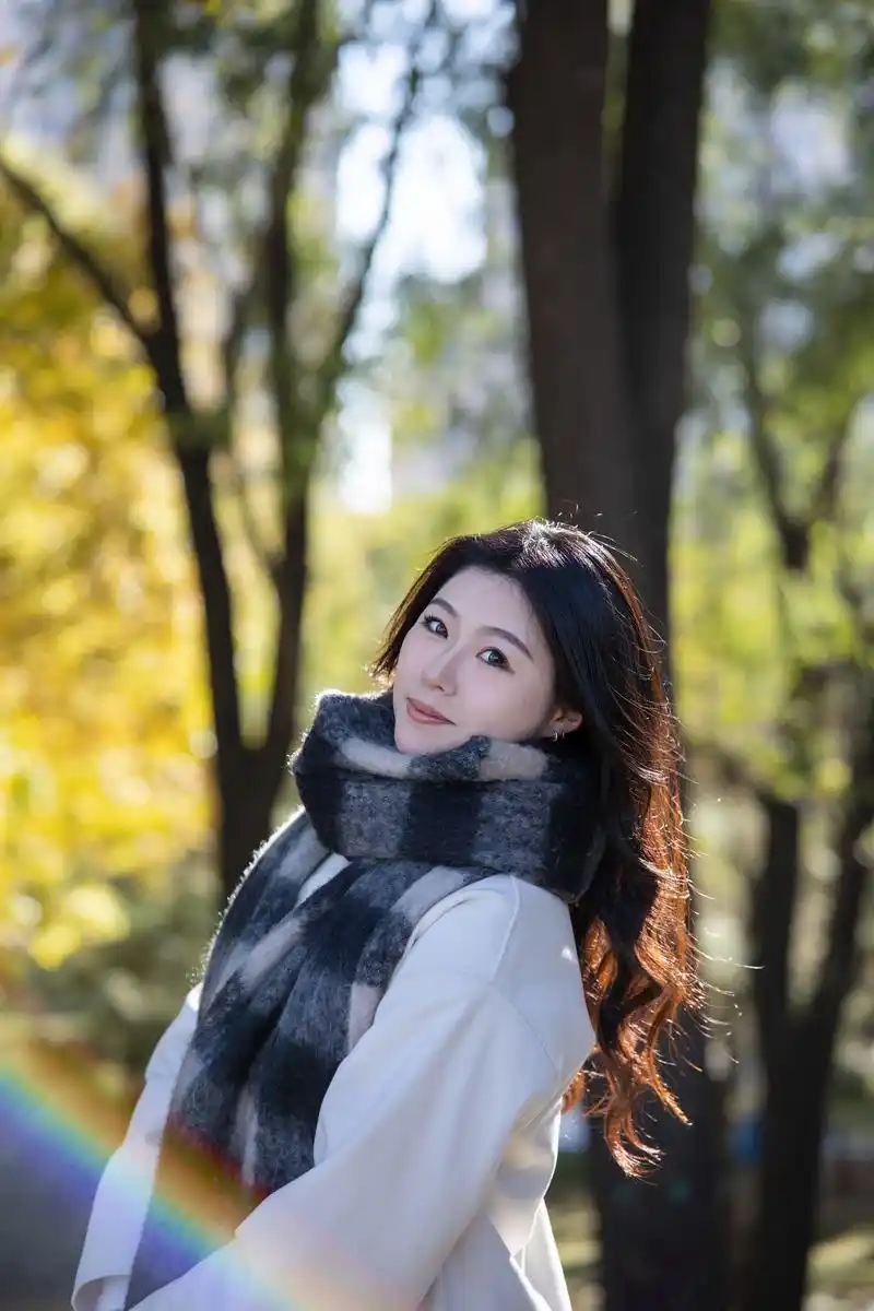 让光冲进镜头里9491.拍摄地点:北小河公园,主题是秋日人像 - 抖音