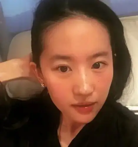 女明星卸妆后素颜,刘亦菲真实,鞠婧祎没差别,沈梦辰咋变白的?