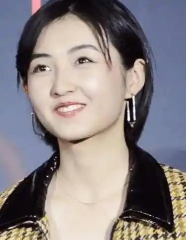 张子枫现身成都,皮肤白嫩侧颜超美,同框168女演员,身高真相了_妹妹