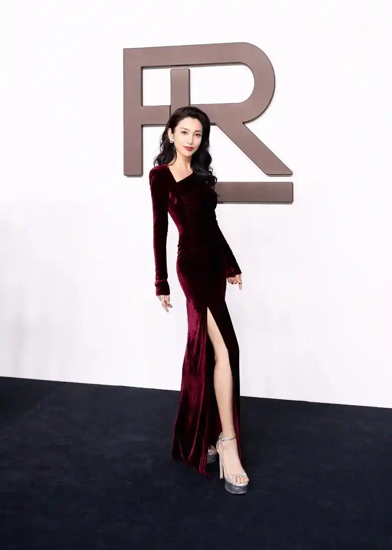 李冰冰的一组美照曝光,她身穿红色丝绒开衩裙露出修长美腿,披卷 - 抖