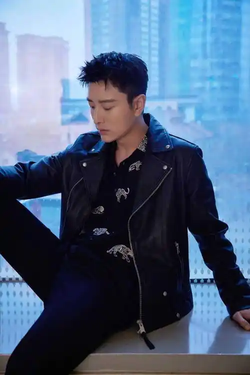 脱口秀专场》造型写真公开 黑衣帅哥若有所思_贾乃亮_写真_黑衣