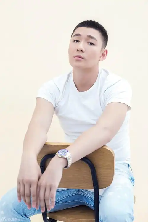 白威时尚大片 冷峻男神亦可爱_高清图集_新浪网