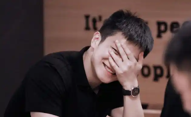 扎心!樊振东登热搜榜,感情生活简单,被指与女生对视会害羞