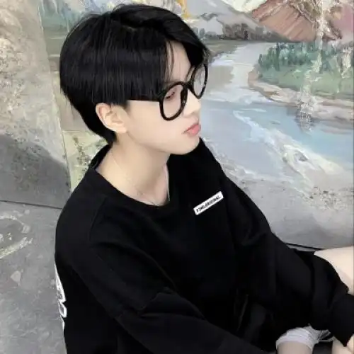 文艺范的男生头像戴眼镜戴耳机拿手机的