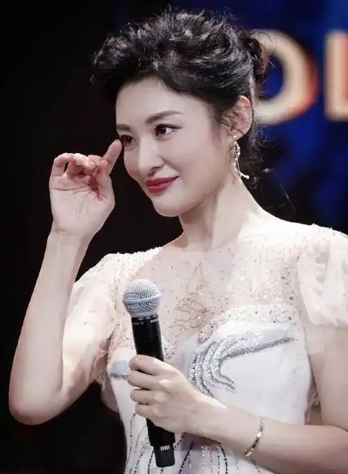 美才女主持人周涛:前央视一姐多年主持春晚,事业家庭都完美_节目_观众