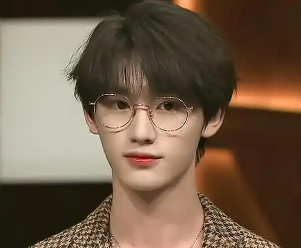 丁程鑫帅气礼貌回答问题更成熟