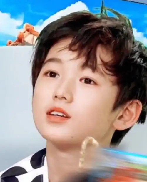 安利一个小时候软软糯糯的小漂亮现在长成大帅哥啦@时代少年团-宋亚轩