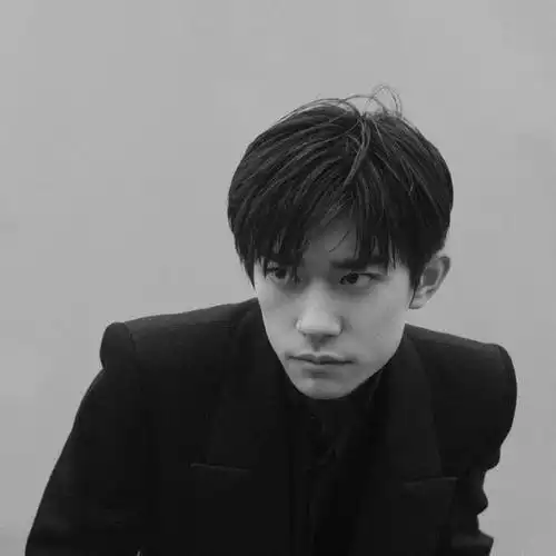 易烊千玺全黑西装造型工作室出图96高冷总裁既视感75157415