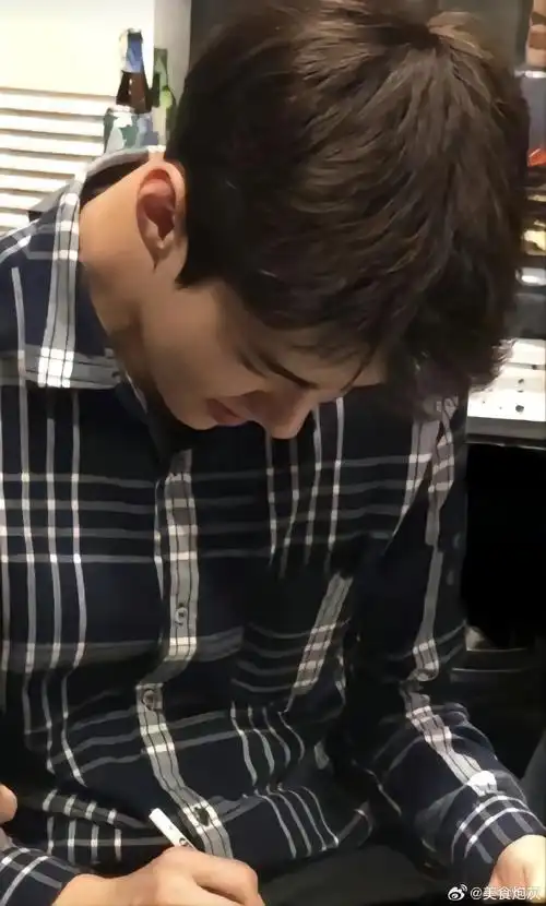 温暖的#不知不觉就已经存了许多小勋的照片吴世勋|男友风|吴世勋超话