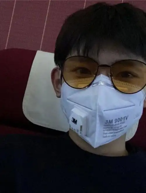 原创王源戴口罩晒自拍叮嘱粉丝回程做好防护措施并亲身做了示范