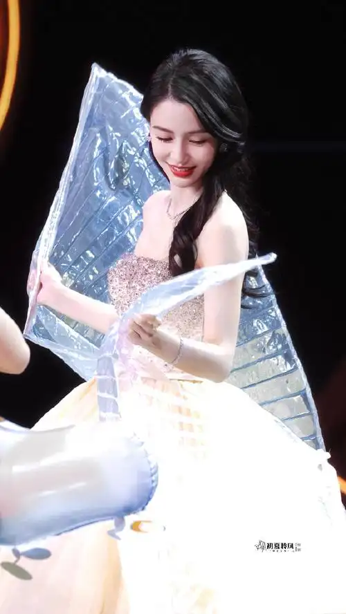 angelababy超话95#杨颖#    将玫瑰藏于身后时刻盼望着与你赴约