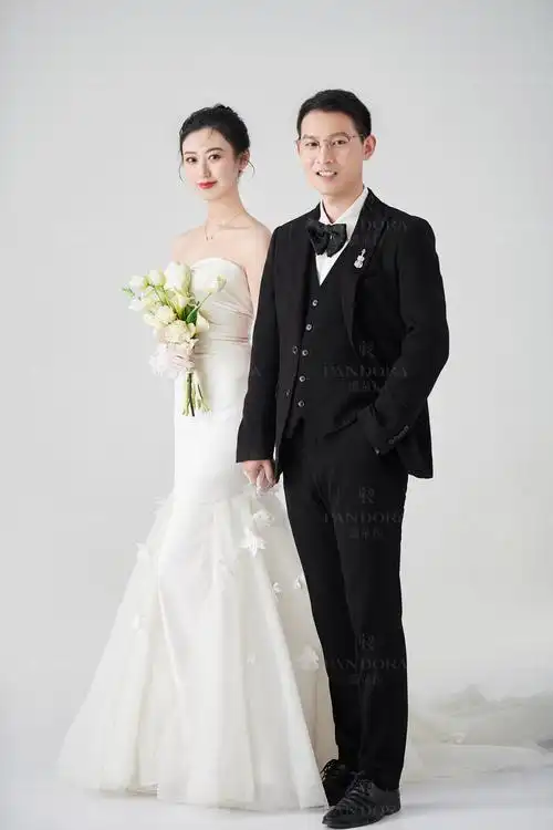 111 0 作品集: 场景:[室内婚纱照]风格:[浪漫时尚简约清新文艺 ] 静谧