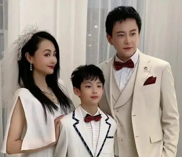 曾经的央视知名主持人连续三年主持春晚如今成直播高手