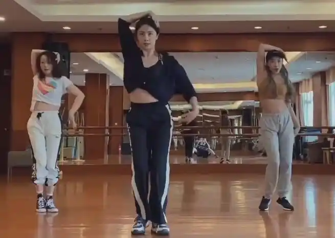 妥妥的c位孙莉跳舞是不是也想上乘风破浪的姐姐呢