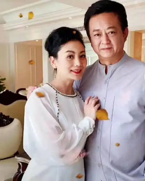 朱军老婆梳蓬蓬头精心打扮却像农村老人周涛像城市的优雅阿姨