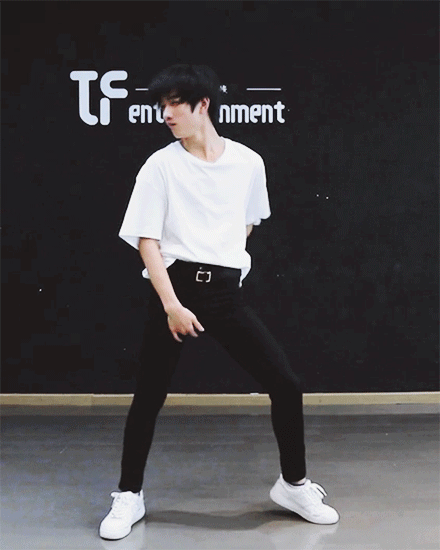 黄明昊的顶胯动作也是比较有劲的,看完小鲜肉们的超帅顶胯图,易烊千玺