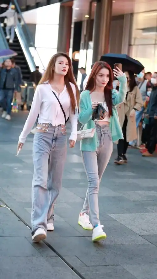 闺蜜逛街各有各的美