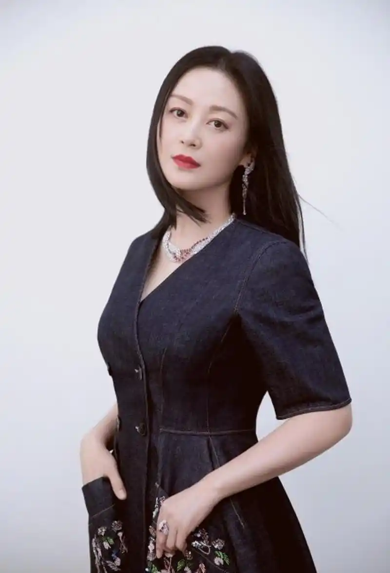 陈红罕见拍写真,穿亮片牛仔裙显身材,黑长直哪有五十一岁