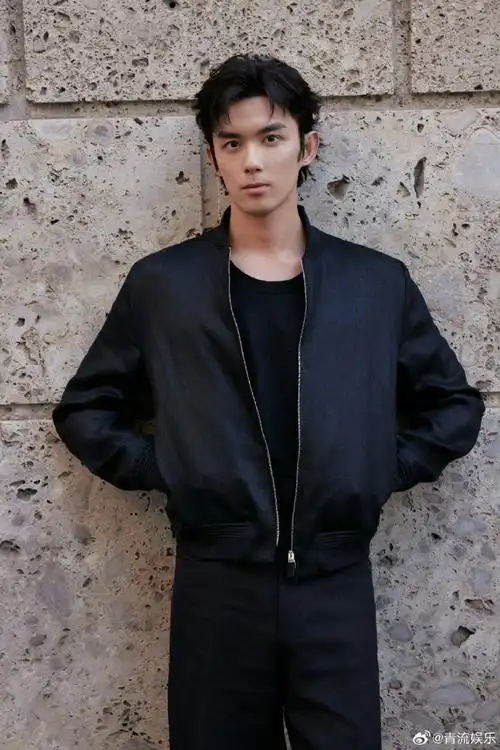 吴磊all black休闲穿搭#吴磊最新写真96  all black休闲穿搭好帅