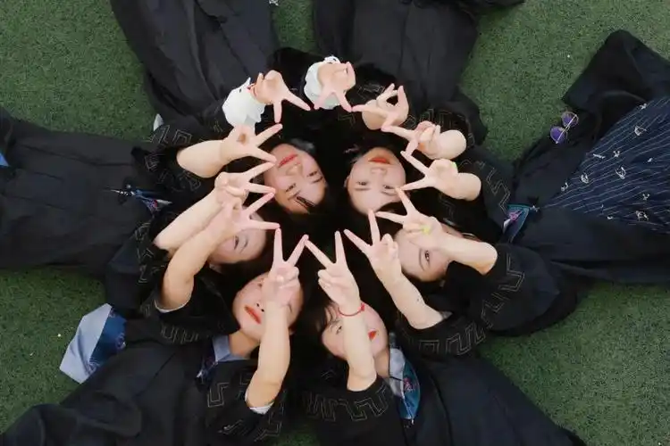 毕业啦,快来解锁专属你的毕业照拍照姿势