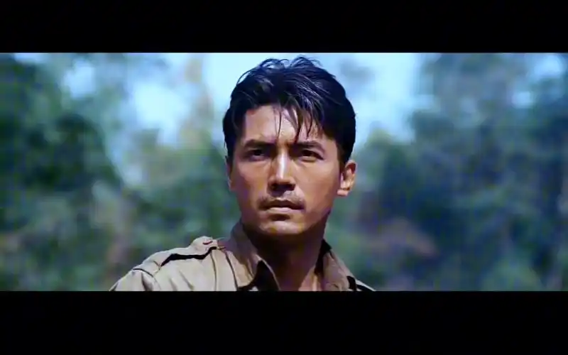 【尊龙】怎么会有人亲近又疏离 爱笑且忧郁 简单且深沉