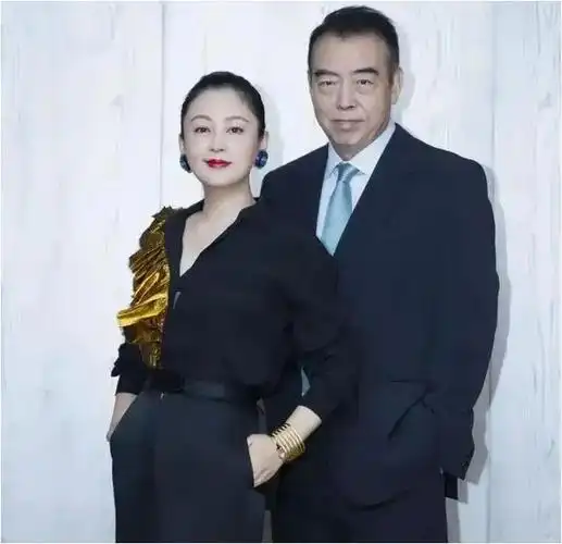 他们住四合院,花17亿建城,持25家公司,难怪儿子陈飞宇有恃无恐