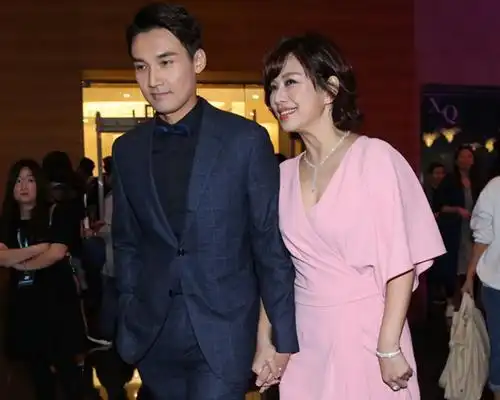 37岁张铎携45岁妻子出行,因戏生情,结婚9年无子却仍很甜蜜