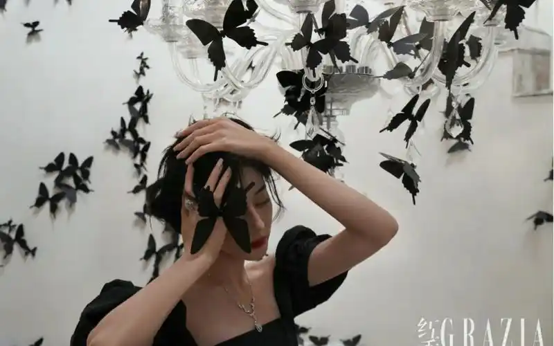 迪丽热巴红秀十一月刊封面# 又是一刊出圈封面