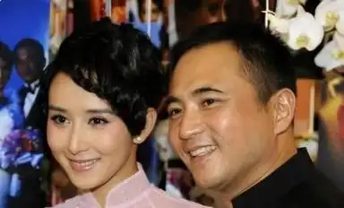 回顾胡静嫁马来西亚豪门丈夫为了不和她分房睡竟割掉扁桃体