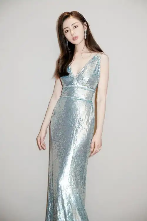 张天爱才是"性感尤物",穿晕染风吊带裙,又甜又欲少女感十足