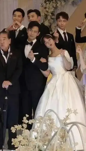 杨紫,李现客串婚礼,挽手比心超浪漫,"佟言夫妇"售后甜蜜爆表