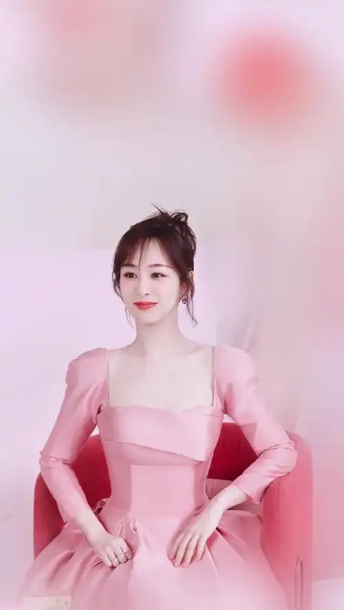 其实杨紫每次亮相直播间的穿搭都很惊艳,之前她穿一件粉色连衣裙出场