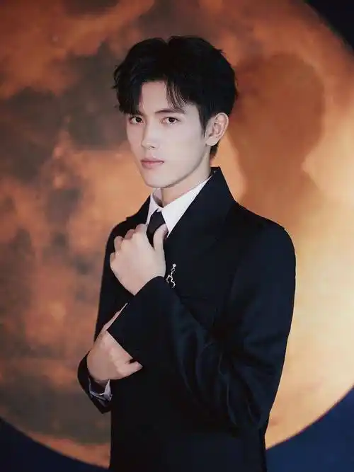 陈飞宇大湾区中秋写真可爱摆拍 成熟绅士感与稚气少年感并存