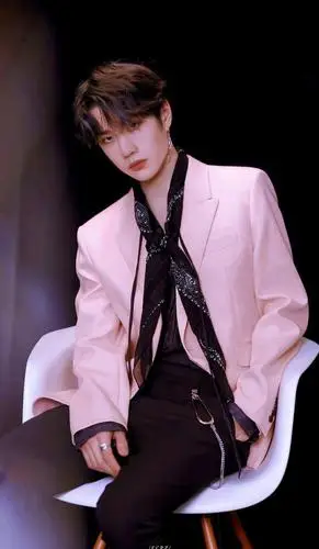 之前讨厌男生浓妆戴耳钉直到我喜欢上王一博这样也可以很喜欢