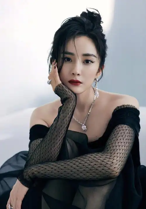 杨幂化身黑天鹅,性感慵懒贵气逼人-爱读书