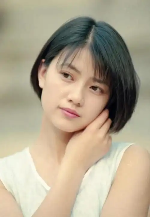 年轻的高圆圆堪称纯欲天花板经典蘑菇头配小白裙放现在也惊艳