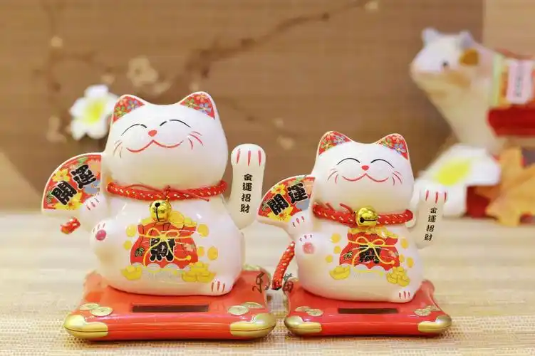 乐喵厂家直销 太阳能光能陶瓷摇手猫汽车摆件车载桌面摆件招财猫