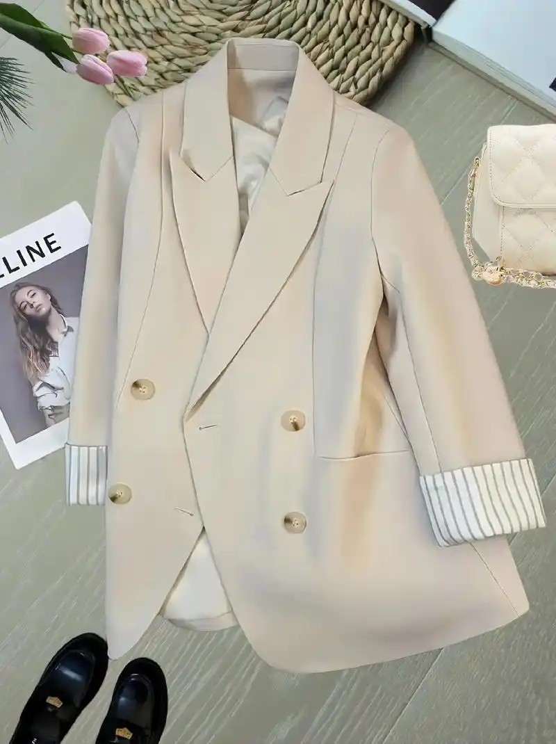 米白色温柔系设计感英伦风小众西装.