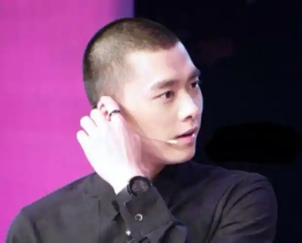 李易峰剃寸头后帅度不减,只是也难逃"m发际线",发质堪忧!