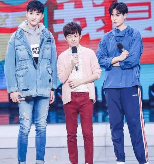 男神胡歌都没他高(五个身高很高的男明星何炅夹中间像孩子) - 品度