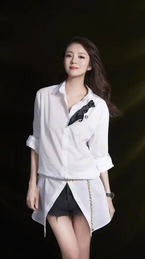 演员安以轩,爱她扮演的赵敏,也爱她扮演的独孤般若,来看美照