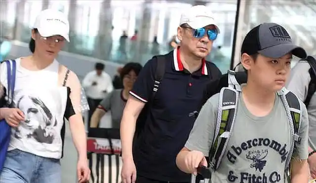 素颜的蒋勤勤是短t搭配宽松牛仔裤,时尚而自然;老公陈建斌则是一身