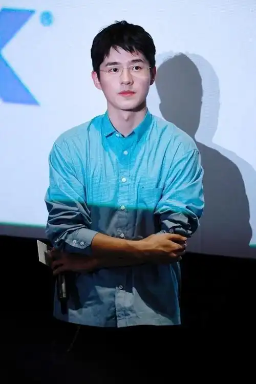 刘昊然戏外乖巧模样好吸睛穿蓝色衬衫少年感太强清爽帅气