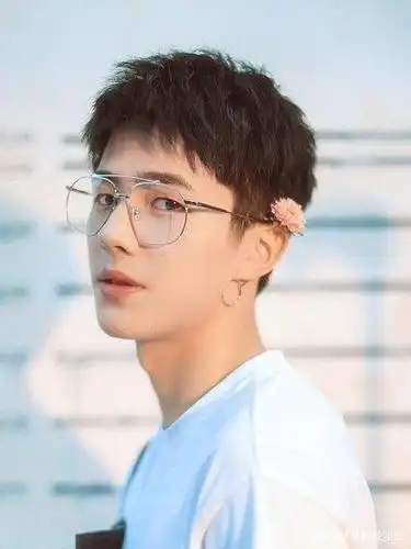 刘昊然近视戴眼镜,这样的小哥哥,有些帅气